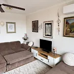 Апартамент Downtown With Full Kitchen, Panoramic Views, Self Check-in & Free Parking, Value! *