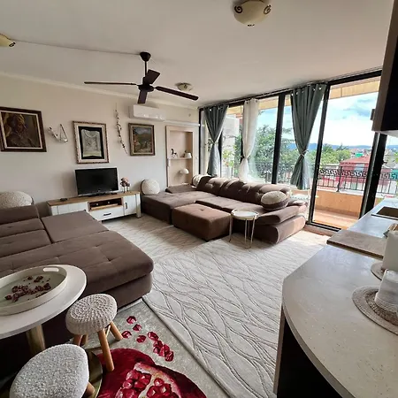 Downtown Private With Full Kitchen, Panoramic Views, Self Check-in & Free Parking, English, Bulgarian, Lanaguages Ok! *