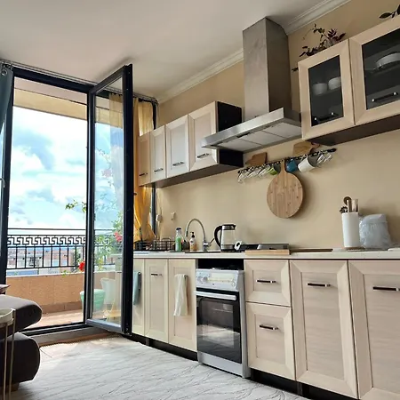 Downtown Private With Full Kitchen, Panoramic Views, Self Check-in & Free Parking, English, Bulgarian, Lanaguages Ok!